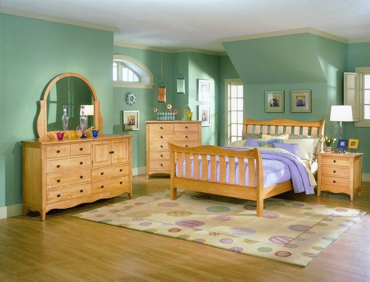 Decorar o pintar dormitorios con muebles de madera de color claro