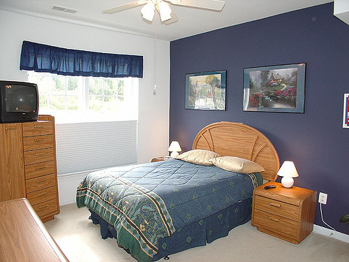 İki renkte boyanmış yatak odası veya oda: lacivert ve beyaz