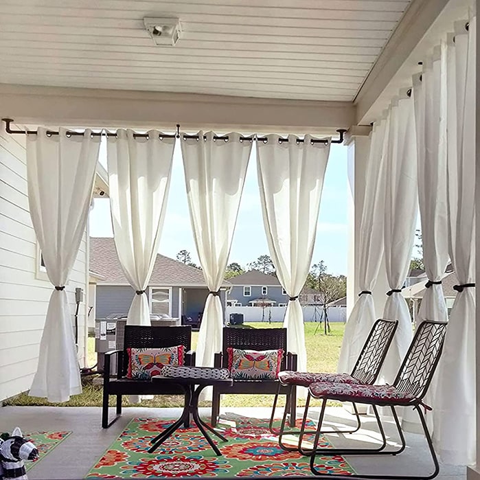 Terraza con cortinas para protegerse del sol