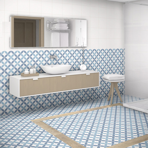 Azulejo tipo hidráulico azul y blanco para decorar el baño