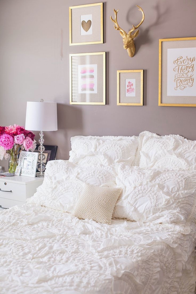Un dormitorio cálido pintado de lila