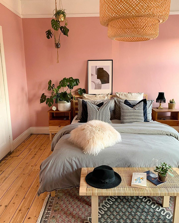 Un dormitorio cálido pintado de rosa