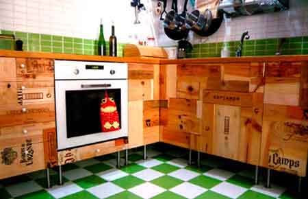 Una cocina hecha con cajas de madera de vino