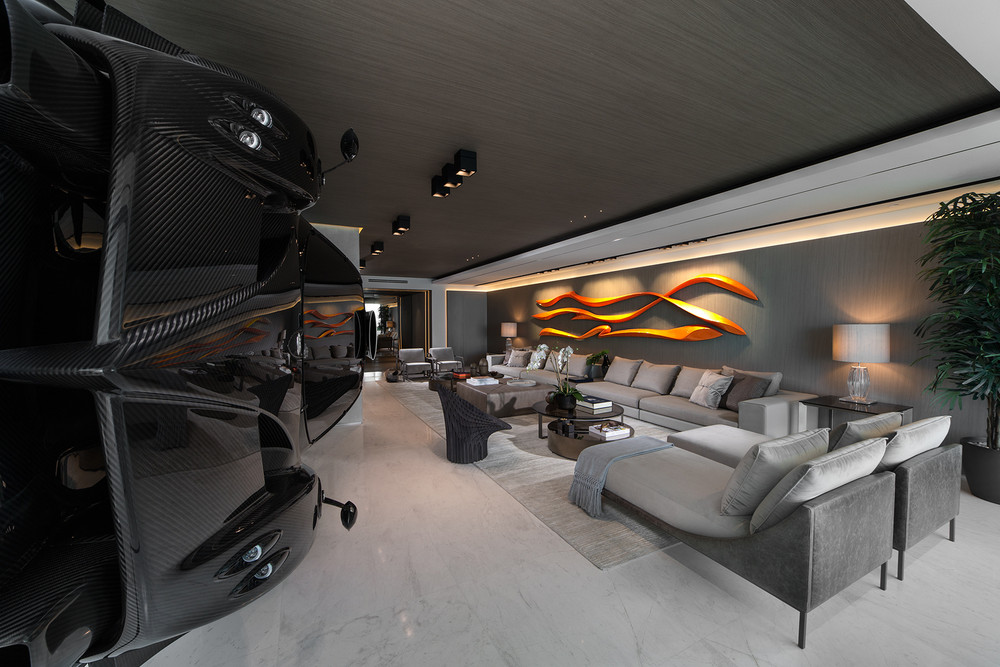 Un Pagani Zonda R como separador de ambientes en un lujoso apartamento.