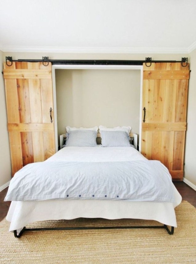 Una cama plegable de matrimonio en el armario