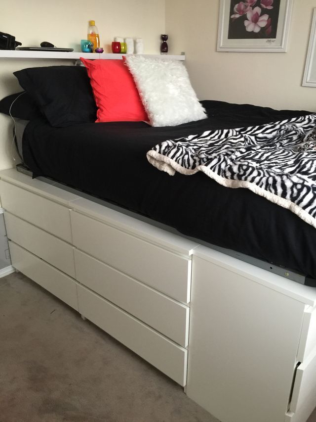 Una cama sobre dos cómodas de ikea