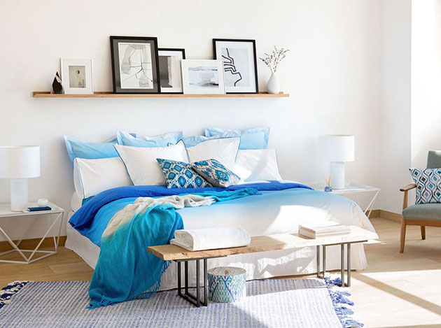 Estantes detrás de la cama para aprovechar espacio en una habitación pequeña