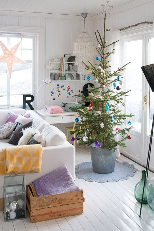 Idea para poner un árbol de navidad en un salón pequeño: Dentro de un cubo de metal