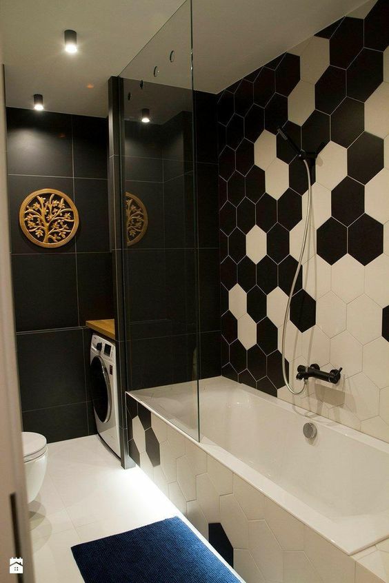 Azulejo geométrico hexagonal en blanco y negro en un baño