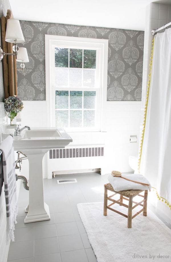 Un cuarto de baño con los azulejos pintados en gris