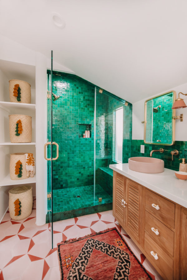 Un baño de diseño moderno en verde jade y tonos tierra