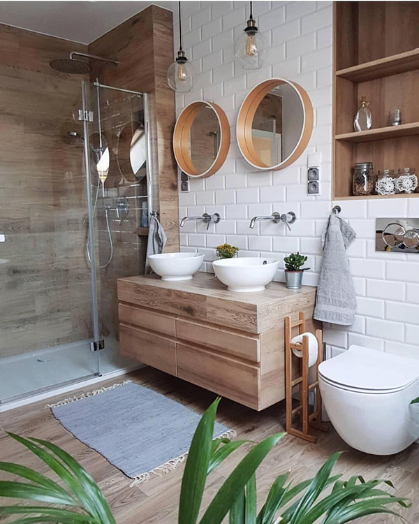 Un baño de diseño moderno en blanco y madera