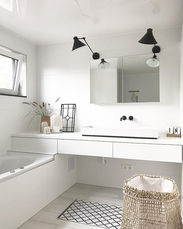 Un baño de diseño moderno minimalista en blanco y negro