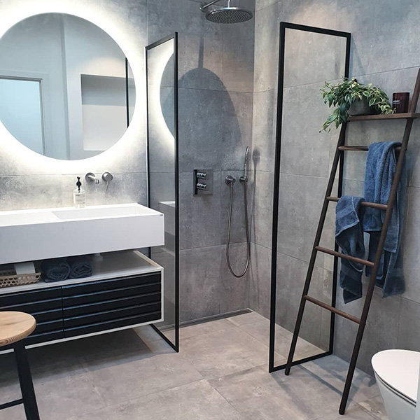 Un baño de diseño moderno en gris y negro