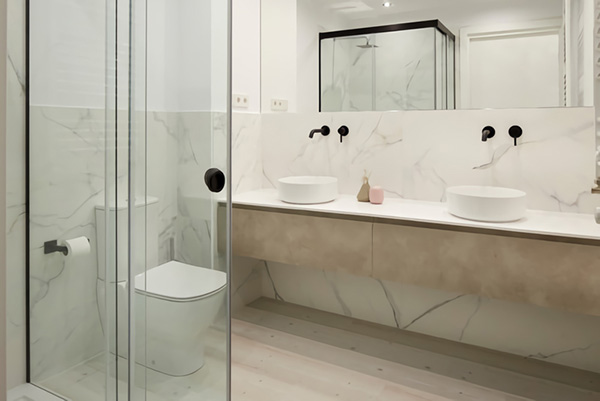 Un cuarto de baño moderno