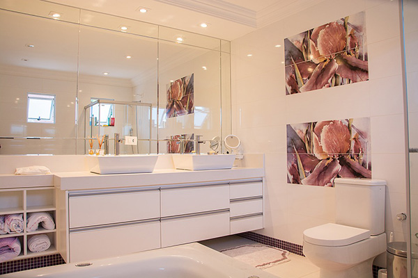 Un cuarto de baño moderno
