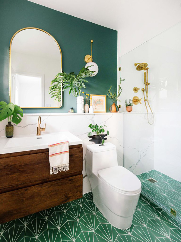 Un baño pequeño y moderno en verde y tonos dorados