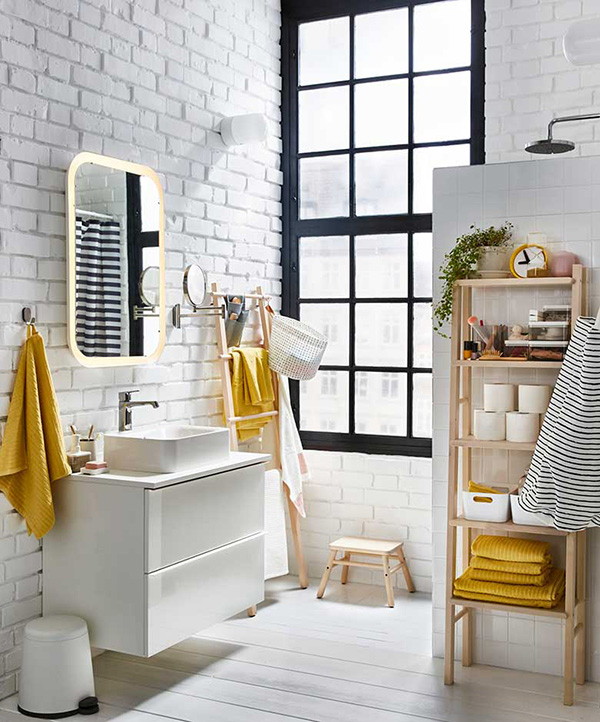 Un cuarto de baño pequeño de Ikea en blanco con detalles amarillos