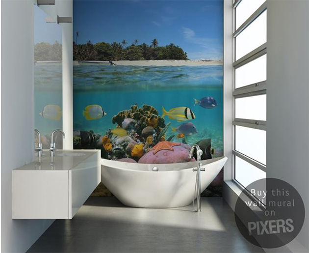 Un cuarto de baño sin azulejos decorado con un fotomural