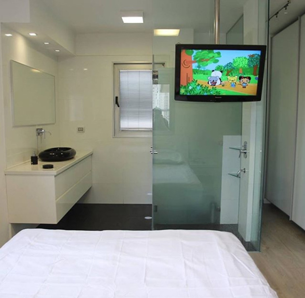 Un baño abierto al dormitorio