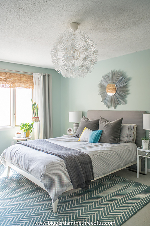 Un dormitorio pintado de azul claro