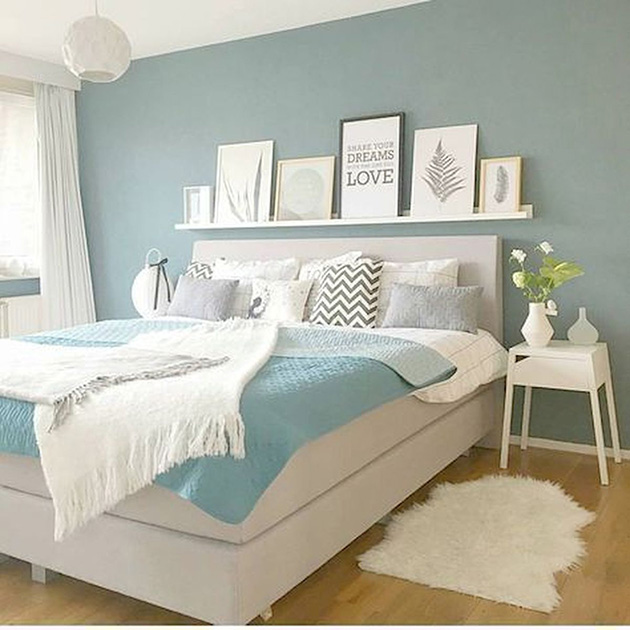 Un dormitorio pintado en azul claro