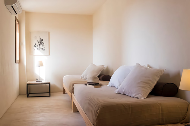 Una habitación minimalista en blanco hueso