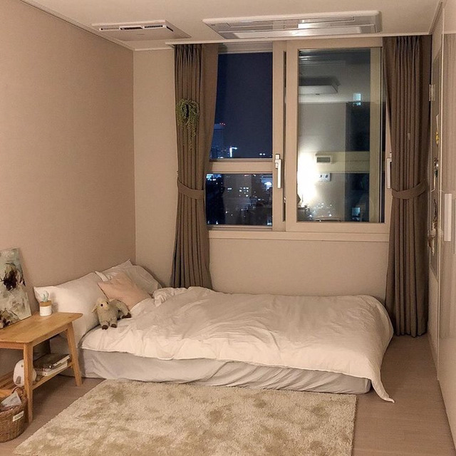 Un dormitorio con la cama a ras de suelo