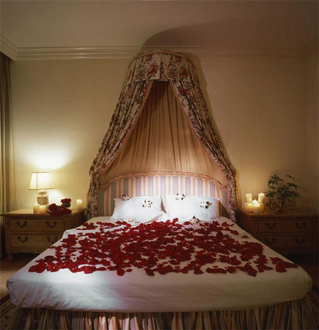 Una cama decorada con pétalos de rosas