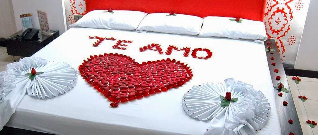Un cama decorada con pétalos de rosas