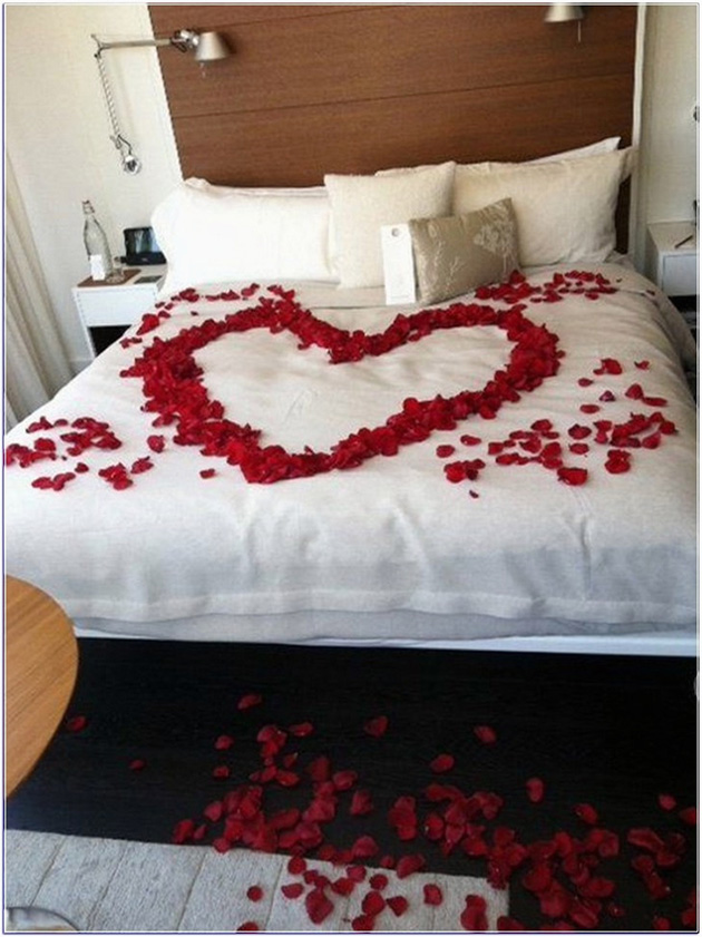 Decora la cama con pétalos de rosa para una noche romántica con tu pareja