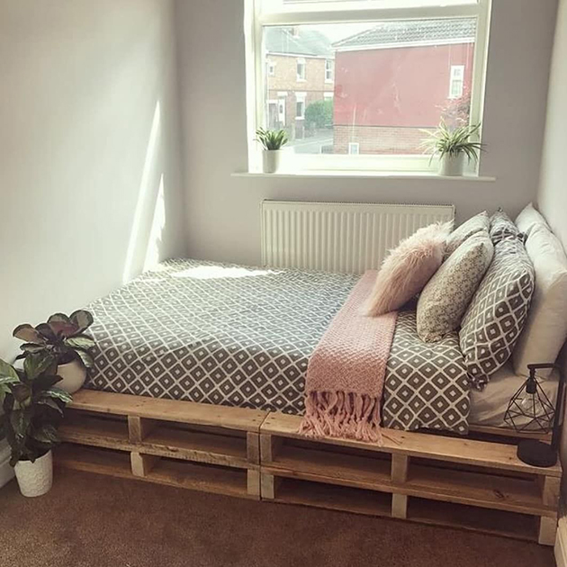 Una cama hecha con palets de madera