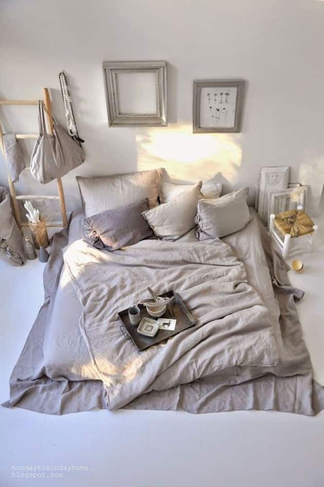Dormitorio con cama a ras de suelo