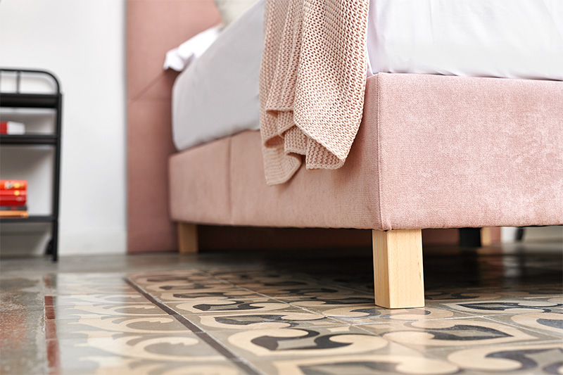 Canapé tapizado rosa abatible con patas de madera de Max Colchón