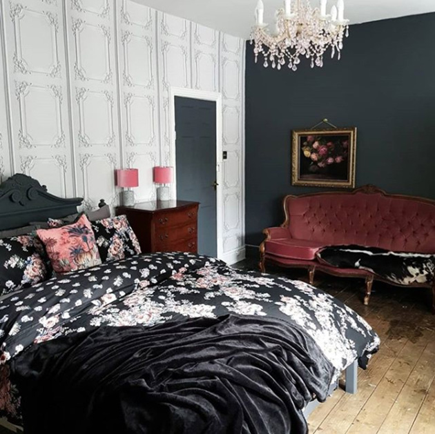 Un dormitorio vintage moderno con muebles auténticos