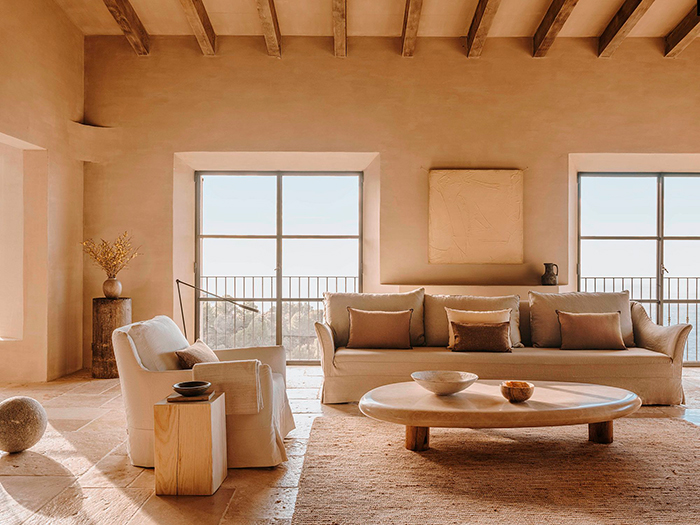 Salón pintado y decorado en tonos neutros cálidos: Arena y beige