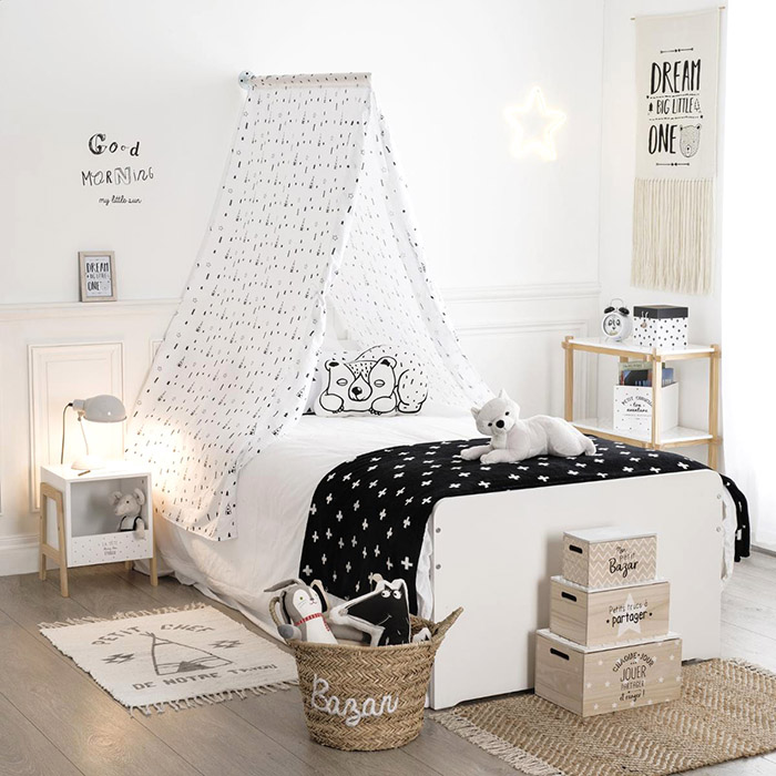 Una habitación infantil con un cielo de cama tipo tipi