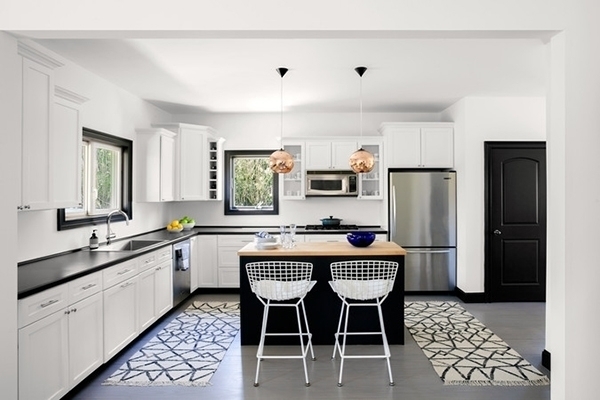 Dapur moden dalam warna hitam dan putih