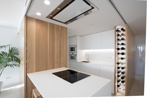 Una cocina blanca con isla
