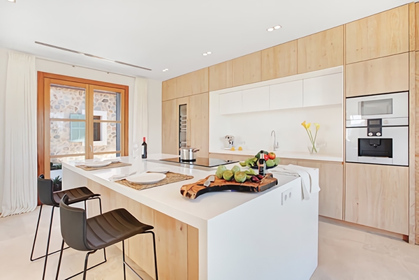 Una cocina blanca con isla