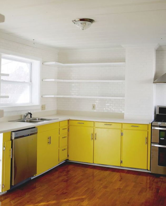 Una cocina moderna a dos colores, dos tonos: amarillo y blanco