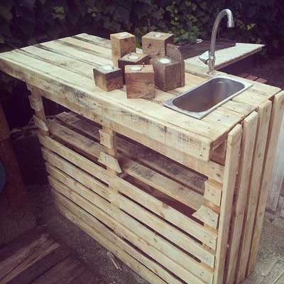 Una cocina exterior creada con palets d madera