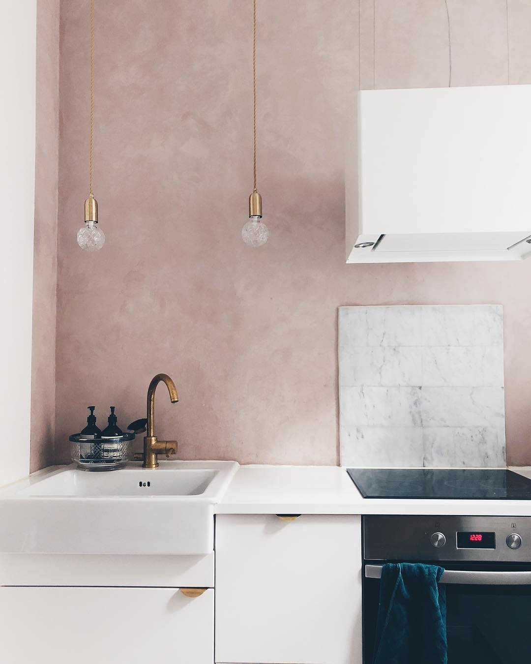 Una cocina en tonos rosas