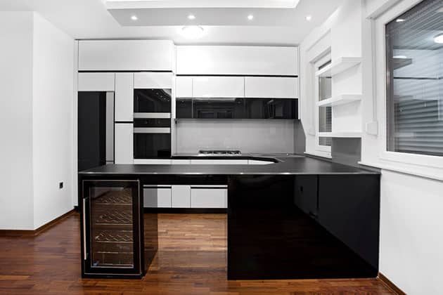 Cocina negra y blanca