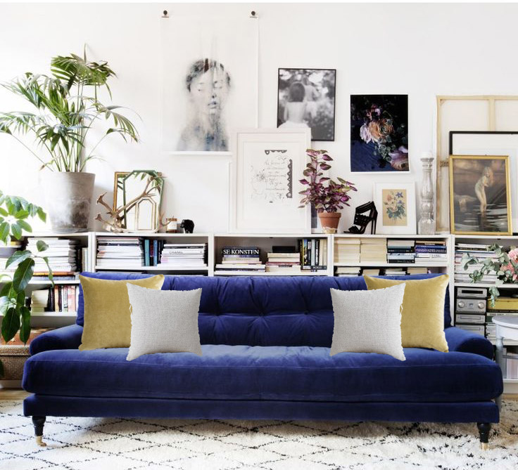 Cojines mostaza y neutros para un sofá azul oscuro