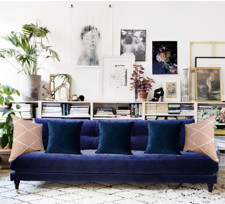 Combinación de cojines para un sofá azul oscuro