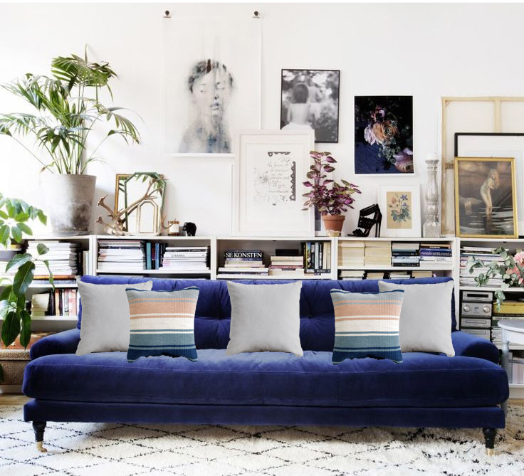 Combinación de cojines para un sofá azul oscuro