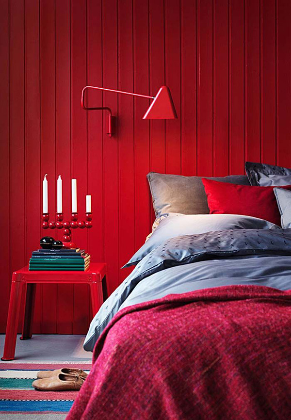 Un dormitorio con las paredes pintadas en rojo bermellón
