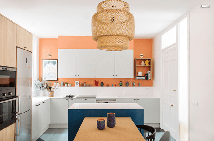 Una cocina con una pared pintada de color coral