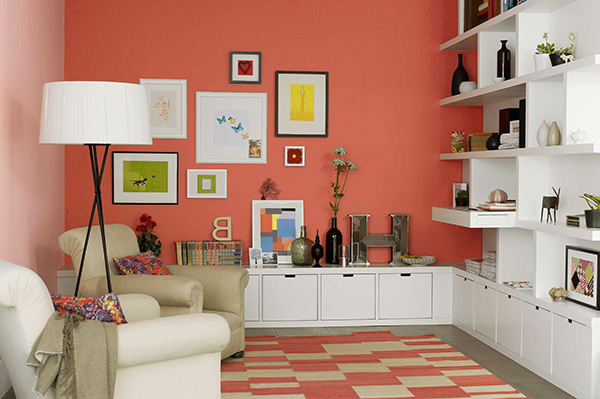Un salón con la pared pintada en color coral
